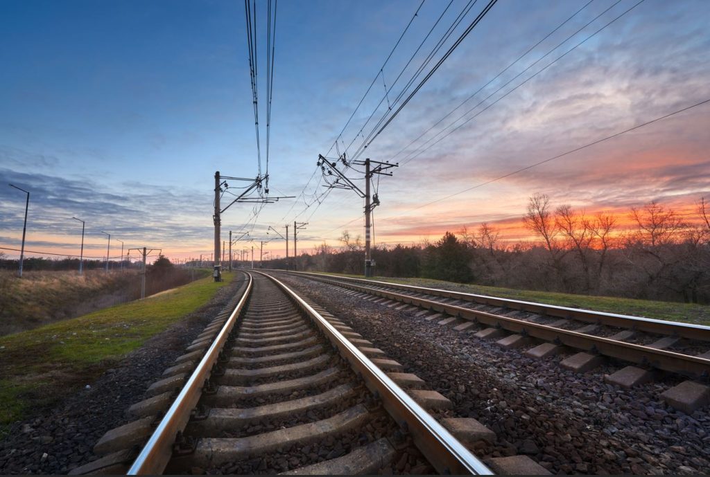 Infraestructura ferroviaria electrificada con catenarias en un proyecto desarrollado mediante metodología BIM.