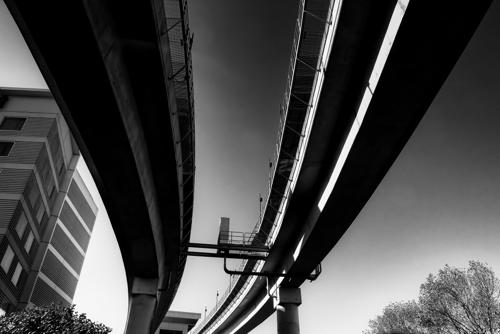 Viaducto de obra civil representando la elección de software BIM para el diseño y coordinación de infraestructuras lineales.
