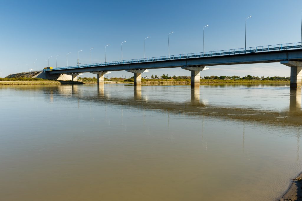 Puente de obra civil sobre un río, representando la aplicación de la metodología BIM en proyectos de infraestructuras lineales.